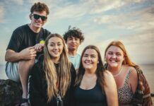 Jak zarobić będąc niepełnoletnim? 15 pomysłów na pracę dla osób poniżej 18 lat Jak zarobić będąc niepełnoletnim